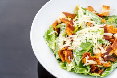 Beyaz tabakta Sezar salatası