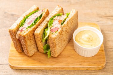 Ev yapımı ton balıklı sandviç 