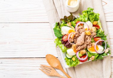 Sebze salatası ve yumurta ile tuna