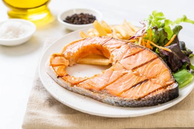 sebze ve patates kızartması ile ızgara somon biftek fileto