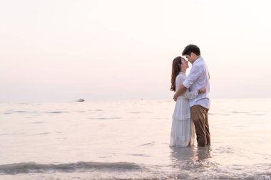 Mutlu çift balayı gidiş tropikal kum plajı üzerinde su içinde seyahat.