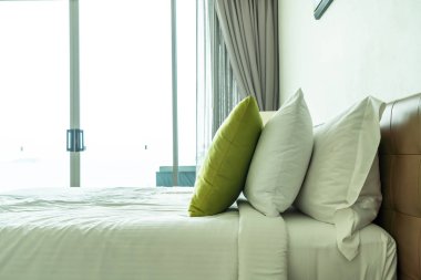 Yatak odasının iç tarafında yastık ve yatak dekorasyonu.