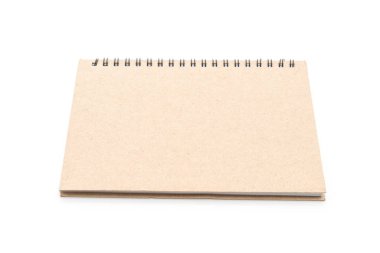 Beyaz arkaplanda boş bir defter