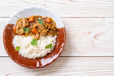 Japon köri pirinç dilimlenmiş domuz eti, havuç ve soğan ile