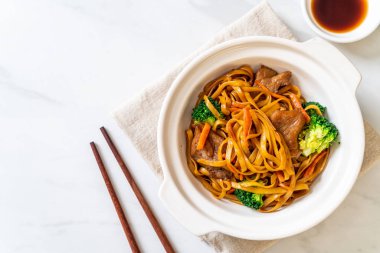 domuz ve sebze ile kızarmış erişte