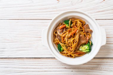 domuz ve sebze ile kızarmış erişte