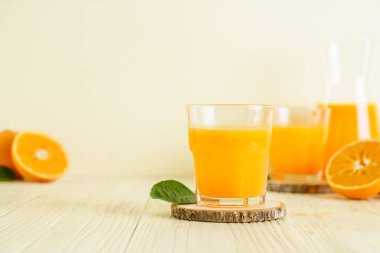 Ahşap arka plan üzerinde taze portakal suyu