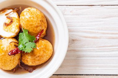 Haşlanmış yumurta demirhindi soslu kızarmış