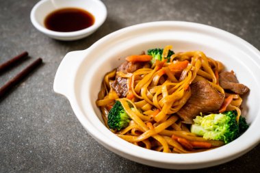 domuz ve sebze ile kızarmış erişte