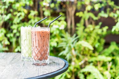 buzlu çikolata ve matcha yeşil çay bardağı masanın üzerine