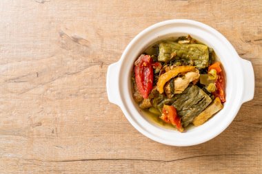 Acı kabak ve domuz eti ile korunmuş hardal yeşil çorba 