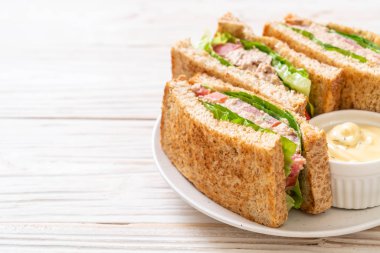 Ev yapımı ton balıklı sandviç 