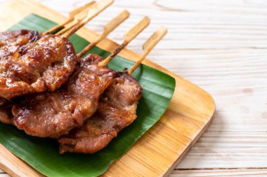 saptırılmış süt domuz beyaz yapışkan pirinç ile ızgara