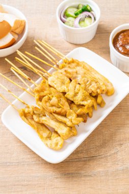 Domuz Satay-ızgara domuz fıstığı sosu veya tatlı ile servis ve 