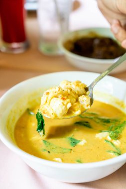 Yabani Betel Yaprakları ile Herbed Yengeçler Köri