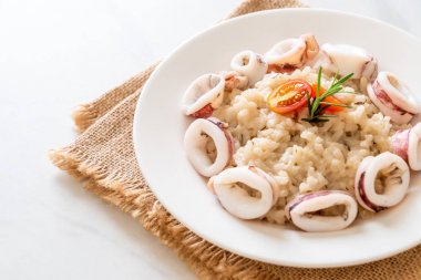 Kalamarlar veya ahtapot risotto