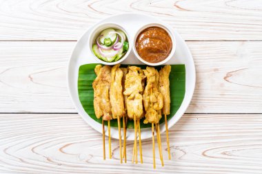 Domuz Satay-ızgara domuz fıstığı sosu veya tatlı ile servis ve 