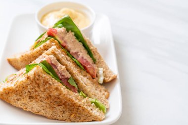 Ev yapımı ton balıklı sandviç 