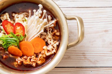 Altın tencerede Kore anlık erişte 