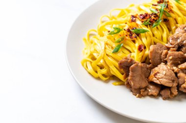 domuz eti ile Asya tavada kızartılmış erişte