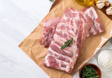 Taze çiğ domuz kaburgası. 