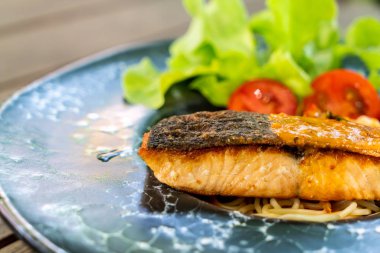 Kızarmış som balığı spagetti 