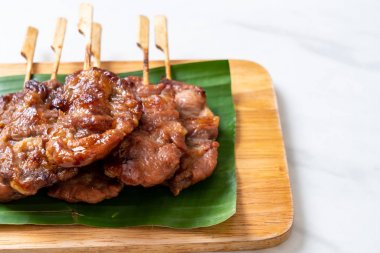 saptırılmış süt domuz beyaz yapışkan pirinç ile ızgara