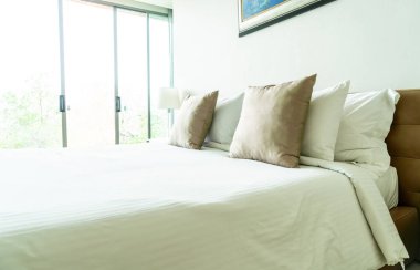 Yatak odasının iç tarafında yastık ve yatak dekorasyonu.