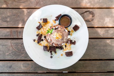 çikolatalı dondurma ve kek ile çikolata pancake