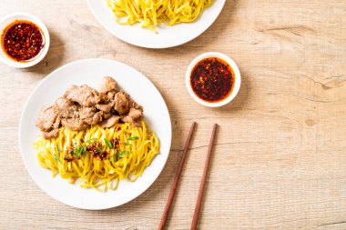 domuz eti ile Asya tavada kızartılmış erişte