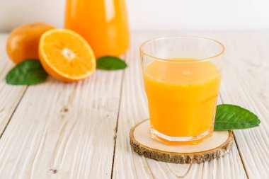 Ahşap arka plan üzerinde taze portakal suyu