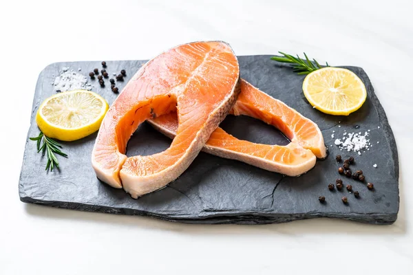 taze çiğ somon fileto biftek