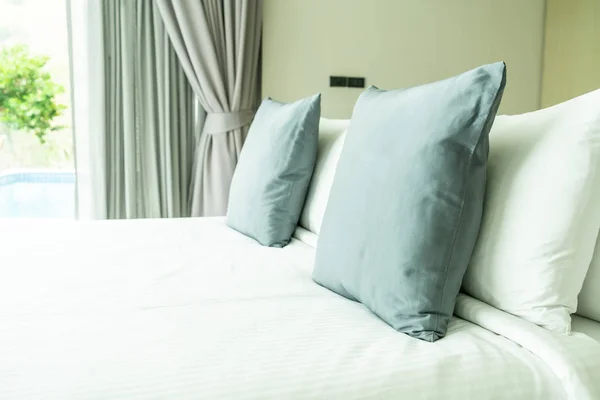Almohada en la decoración de la cama en el interior del dormitorio — Foto de Stock