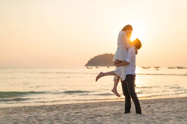 Joyeux couple voyageant en lune de miel sur une plage de sable tropical à su — Photo