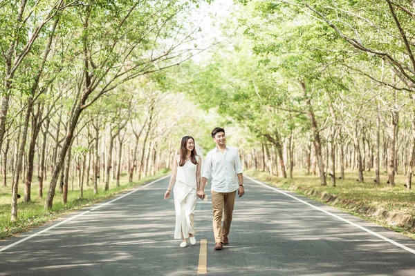 Feliz asiático pareja en amor en camino con árbol arco —  Fotos de Stock