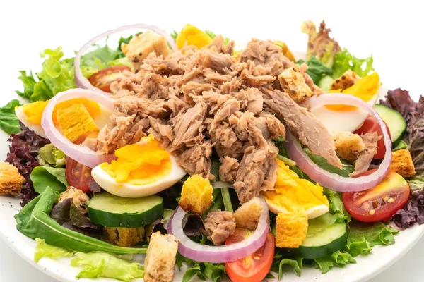 Atum com salada vegetal e ovos - estilo de comida sã — Fotografia de Stock