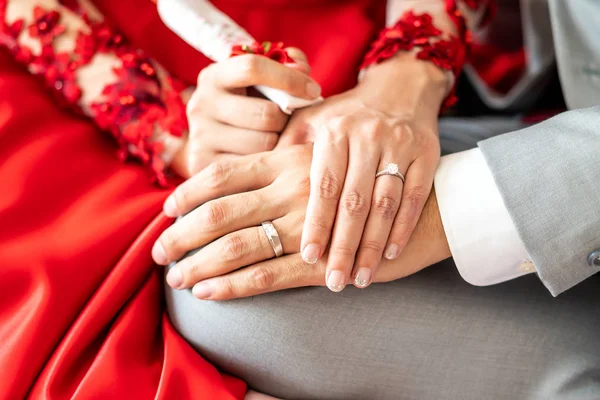 Young married couple holding hands — Stock Photo, Image