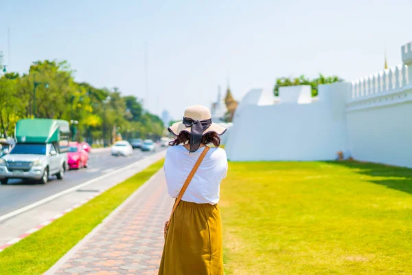Glücklich asiatische Frau reisen in thailand — Stockfoto