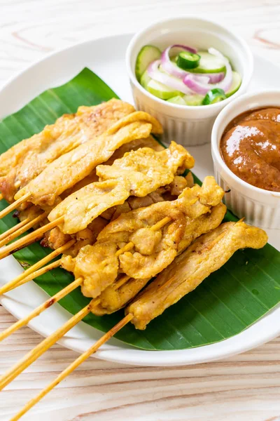 Fläsk satay-grillad fläskfilé serveras med jordnötssås eller söt och — Stockfoto