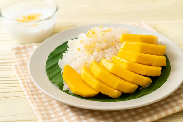 Mango with sticky rice — Stock Photo, Image