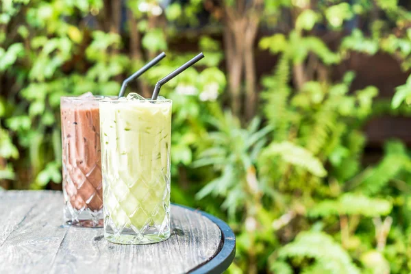 buzlu matcha yeşil çay ve çikolata cam masanın üzerine