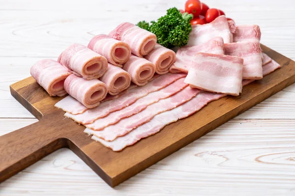 Çiğ domuz pastırma dilimlenmiş
