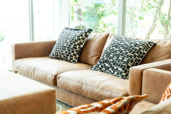 Piękna i wygodna Poduszka na kanapie — Zdjęcie stockowe