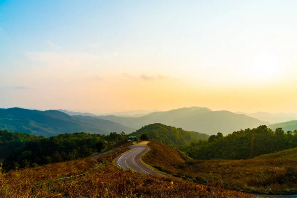 Katman dağ ve yol ile güzel günbatımı gökyüzü