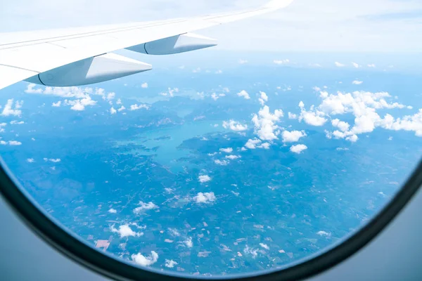 Hermosa vista del cielo desde la ventana del avión — Foto de Stock