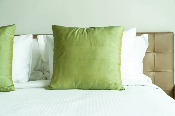 Almohada en la decoración de la cama en el interior del dormitorio — Foto de Stock