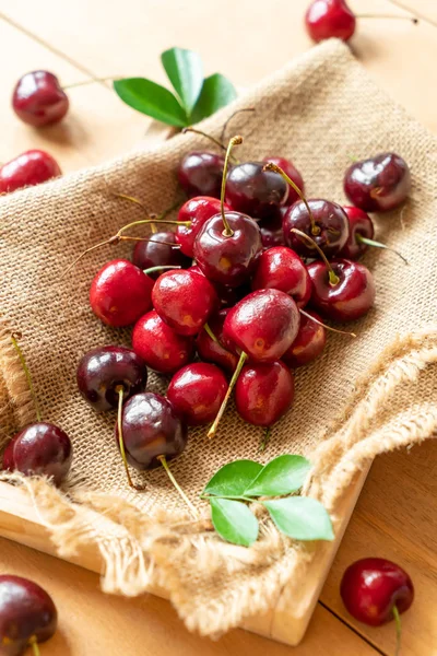 Frische Kirschen in Schale — Stockfoto