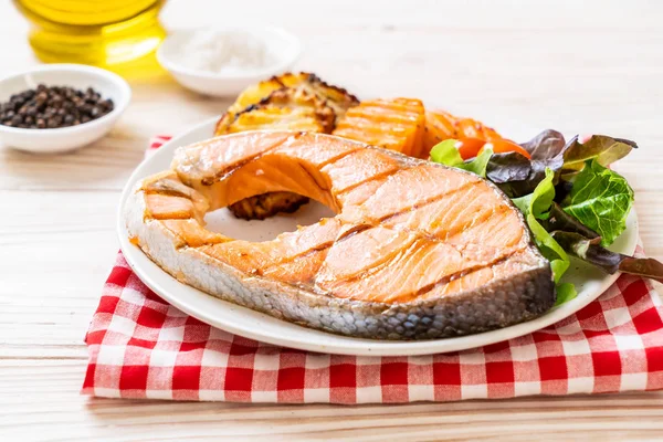 Filetto di bistecca di salmone alla griglia con verdure — Foto Stock