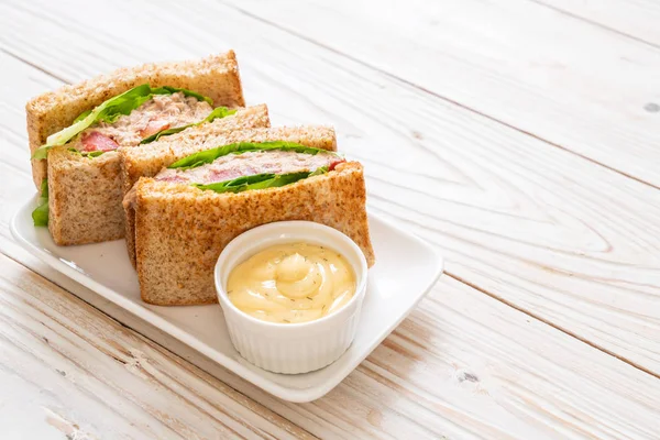 Ev yapımı ton balıklı sandviç 