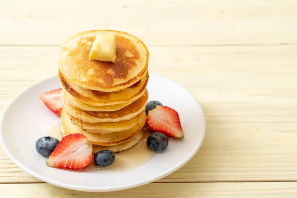 Pfannkuchen mit Erdbeeren, Blaubeeren und Honig — Stockfoto